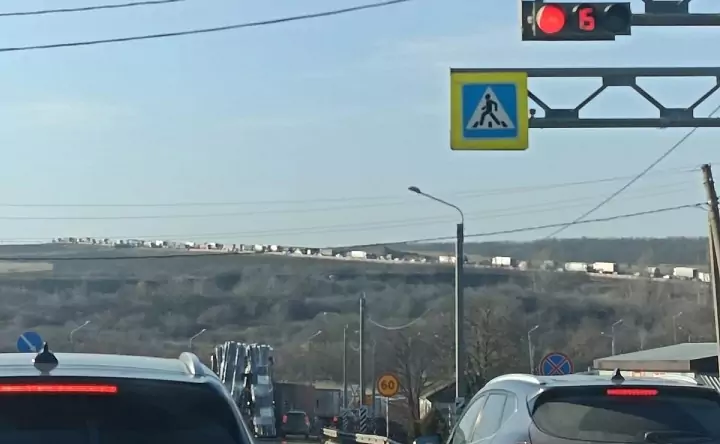 Пробка на трассе Ростов — Таганрог. Фото ro.today
