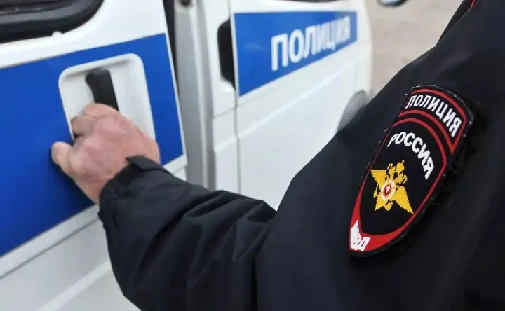 Полицейский открывает дверь служебной машины. Фото пресс-службы МВД по Карачаево-Черкесской Республике