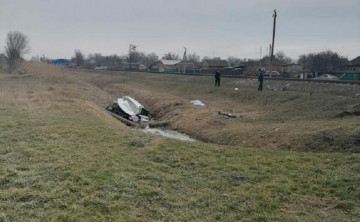 В Ростовской области электричка врезалась в легковушку, погиб человек