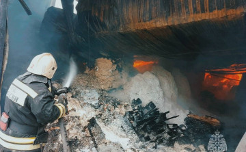 В Батайске вспыхнул крупный пожар на складе с картоном