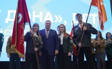 Губернатор со студентами. Фото donland.ru