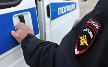 Полицейский открывает дверь служебной машины. Фото пресс-службы МВД по КЧР