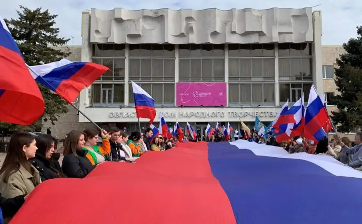Молодёжь развернула государственный флаг. Фото donland.ru
