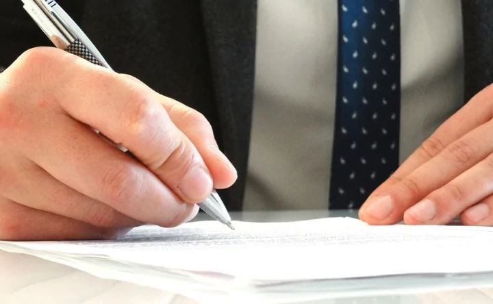 Подписание договора. Фото pxhere.com