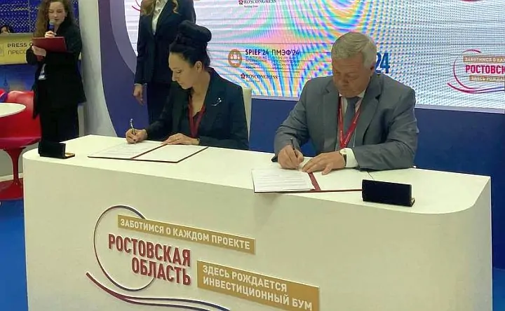 Подписание соглашения между губернатором Ростовской области и гендиректором компании «Элмика». Фото donland.ru