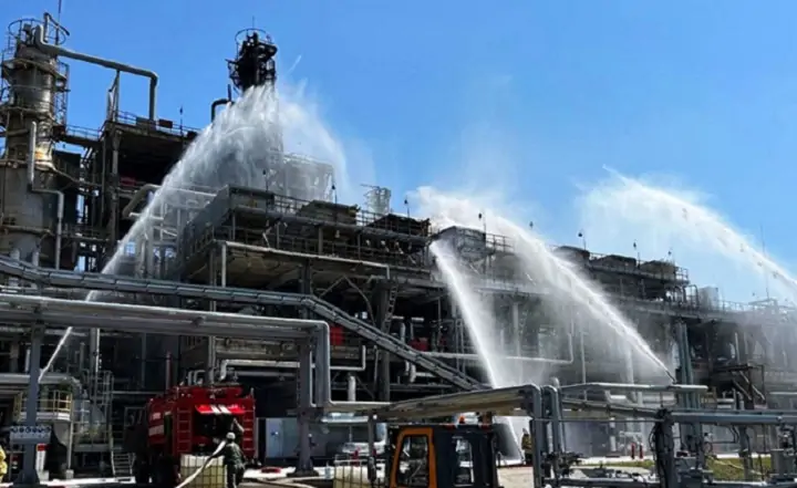 Новошахтинский завод нефтепродуктов. Фото РИА «Новости» (с другого пожара)