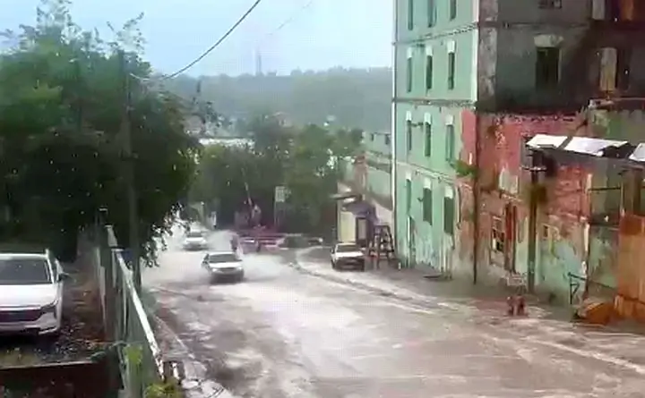 Затопленная дорога в Ростове. Фото donnews.ru