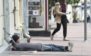 Попрошайка на улице. Михаила Метцель, ТАСС