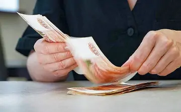 Подсчёт денег. Фото Сергея Лантюхова, «Известия»