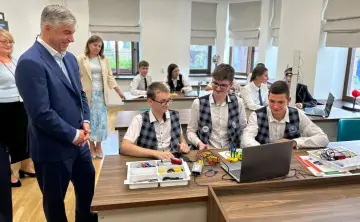 Алексей Логвиненко общается с одарёнными детьми. Фото пресс-службы администрации города