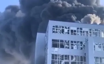 Пожар на заводе. Скрин с видео местных жителей