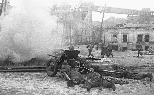 8 февраля 1943 года. Красноармейцы прорываются к вокзалу Ростова, архивное фото