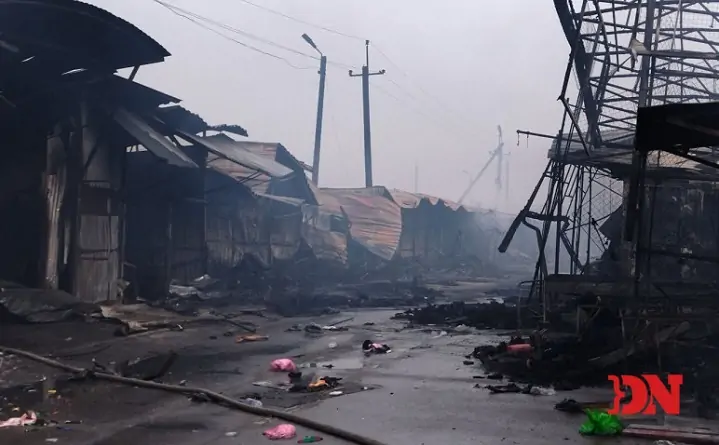 Сгоревшие павильоны на рынке. Фото donnews.ru