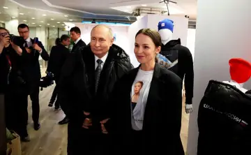Владимир Путин и Ольга Коваленко. Фото Александра Казакова, РИА Новости