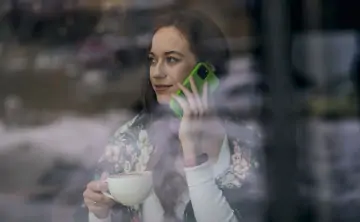 Девушка говорит по телефону. Фото предоставлено пресс-службой ПАО «МегаФон»