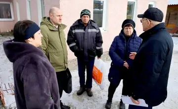 Сергей Бондаренко с родными бойцов. Фото из Telegram-канала главы администрации Новошахтинска