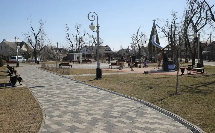 Детская площадка в сквере Ростовской области. Фото donland.ru