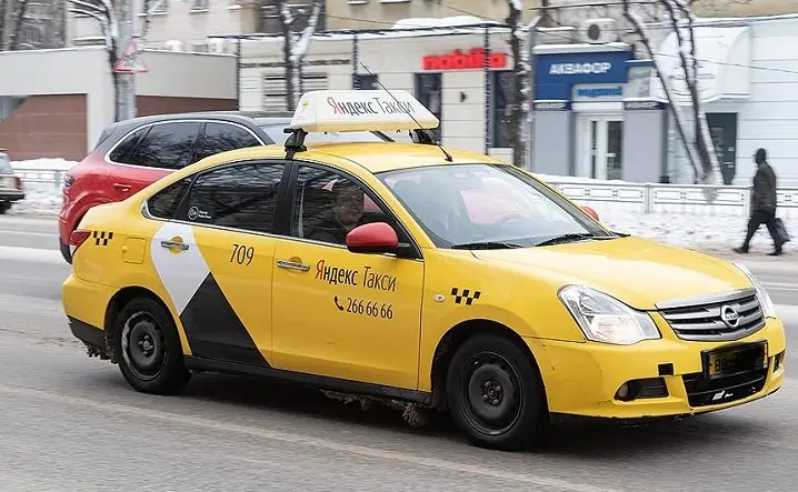 Такси. Фото Олега Харсеева, «Коммерсантъ»