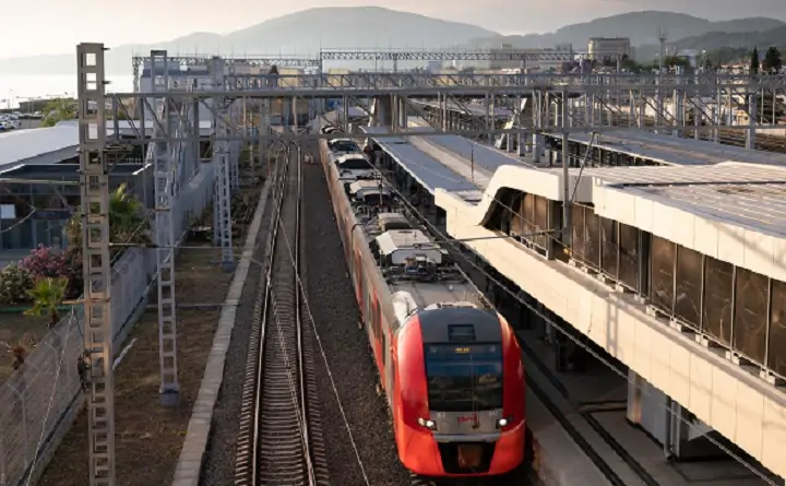 Железная дорога и поезд. Фото Артура Лебедева, РИА «Новости»