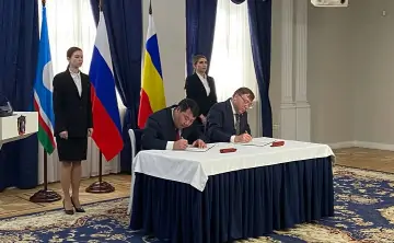 Подписание соглашения о сотрудничестве подписывают парламентарии Ростовской области и Якутии. Фото donnews.ru