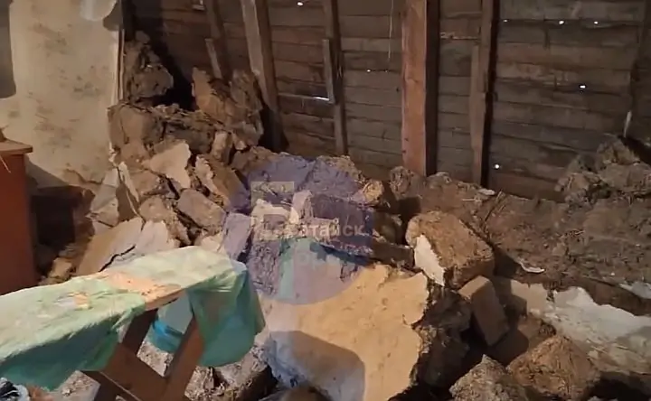 Обрушившаяся стена дома. Фото из Telegram-канала «Батайск город»