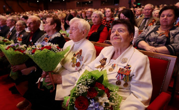 В преддверии Дня Победы губернатор Ростовской области наградил медалями ветеранов Великой Отечественной войны