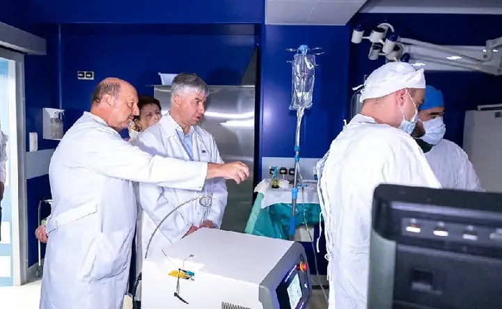 Алексей Логвиненко осматривает оборудование. Фото rostov-gorod.ru