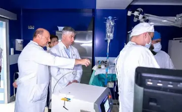 Алексей Логвиненко осматривает оборудование. Фото rostov-gorod.ru