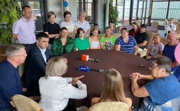 Сергей Бодряков и беженцы из Курска. Фото donland.ru