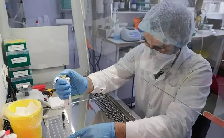 Лаборант. Фото Михаил Метцель/ТАСС