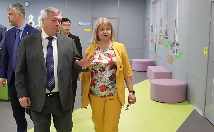 Василий Голубев во время открытия новой школы. Фото пресс-службы правительства Ростовской области