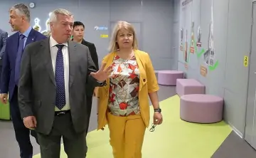 Василий Голубев во время открытия новой школы. Фото пресс-службы правительства Ростовской области