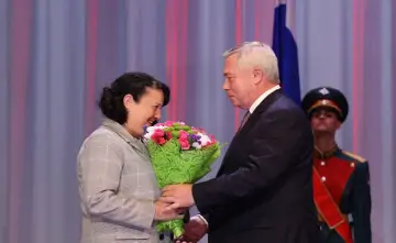 Василий Голубев вручает цветы. Фото donland.ru