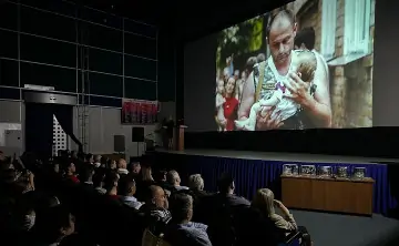 Демонстрация фильма. Фото donland.ru