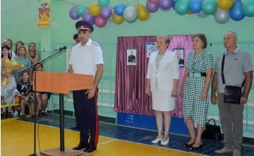 Сергей Бодряков и учителя кадетского корпуса. Фото donland.ru