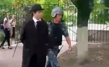 Парня в странной одежде задержали. Фото из соцсетей