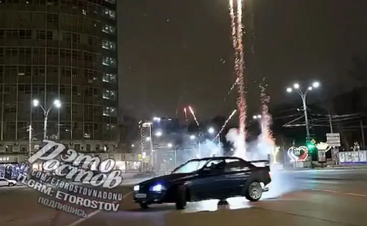 Дрифт на Театральной площади в Ростове. Фото из соцсетей
