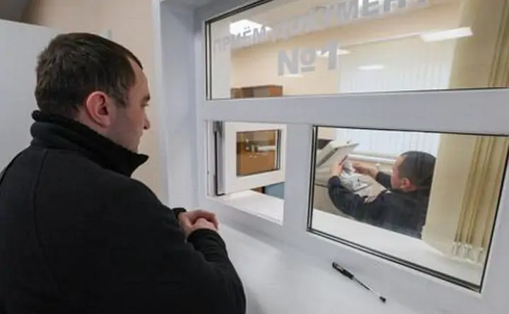 Замена водительских прав в МРЭО. Фото Дмитрия Ягодкина, ТАСС