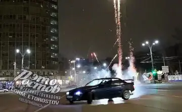 Дрифт на Театральной площади в Ростове. Фото из соцсетей
