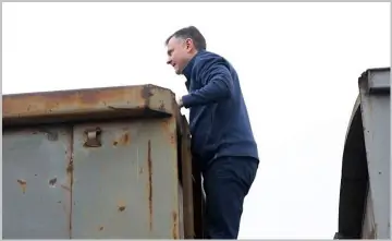 Юрий Слюсарь залез на вагон. Скриншот с видео «Дон24»