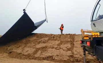 Загрязнённый мазутом песок на семикаракорском полигоне накрыли гидроизоляционным материалом. Фото правительства Ростовской области