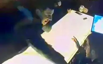 Виссарион Тоноян тянется рукой к бармену. Скриншот с видео из Telegram-канала DonMash