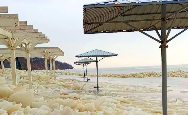 Последствия ледяного шторма в Таганроге. Фото из ТГ-канала Светланы Камбуловой