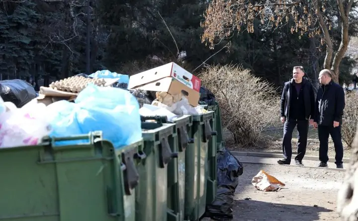 Юрий Слюсарь и врио главы Ростова Александр Скрябин во время прогулки по Пушкинской. Фото donland.ru