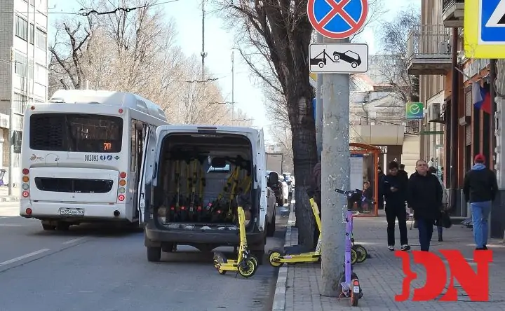 Оператор выставляет самокаты на улице Советской в Ростове. Фото donnews.ru