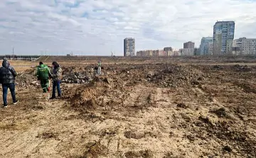 Инспекторы Росприроднадзора делают замеры на месте свалки в Батайске. Фото ведомства.