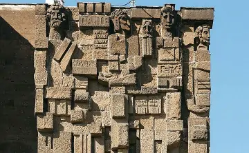 Барельеф Силиса и Лемпорта на фасаде. Фото Геннадия Крольмана