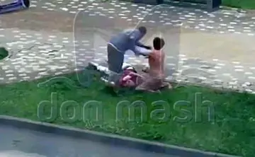 Момент избиения женщины, мужчина уже в нокауте. Скриншот с видео ТГ-канала DonMash