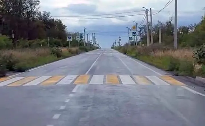 Дорога в посёлке-призраке. Скриншот с видео из соцсети