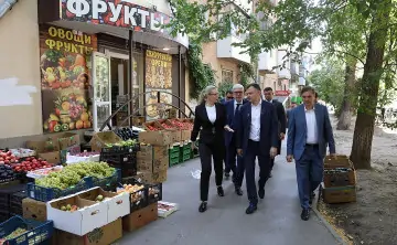 Юрий Слюсарь на стихийных рынках. Фото пресс-службы губернатора Ростовской области